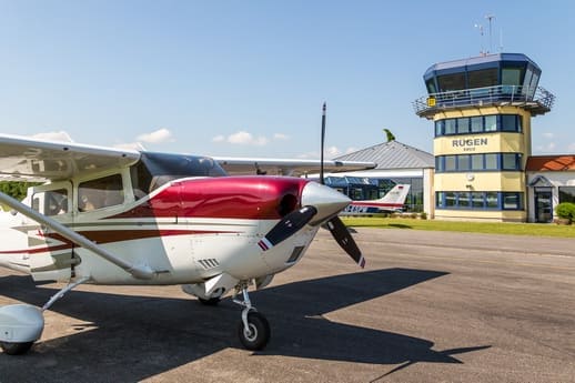 Cessna vor Tower Rügen