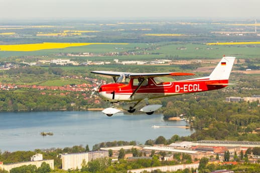 Flugzeug fliegen zur Rapsblüte