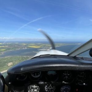 Rundflug Selber fliegen Cockpit vor Fehmarn