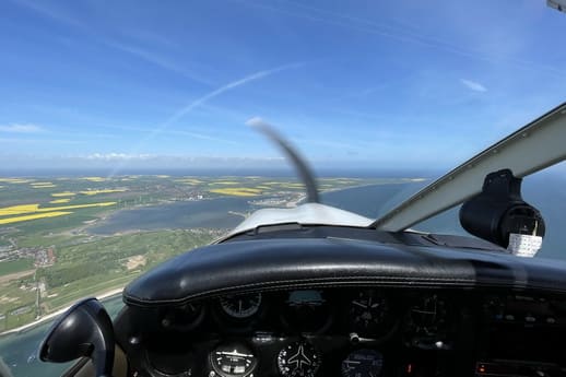 Rundflug Selber fliegen Cockpit vor Fehmarn