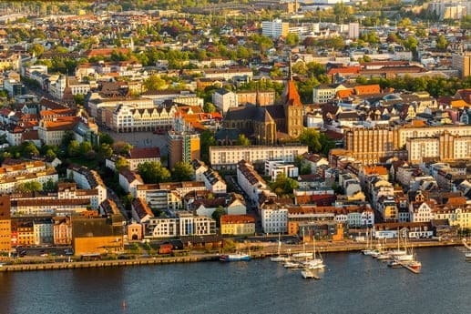 Rundflug über den Dächern von Rostock